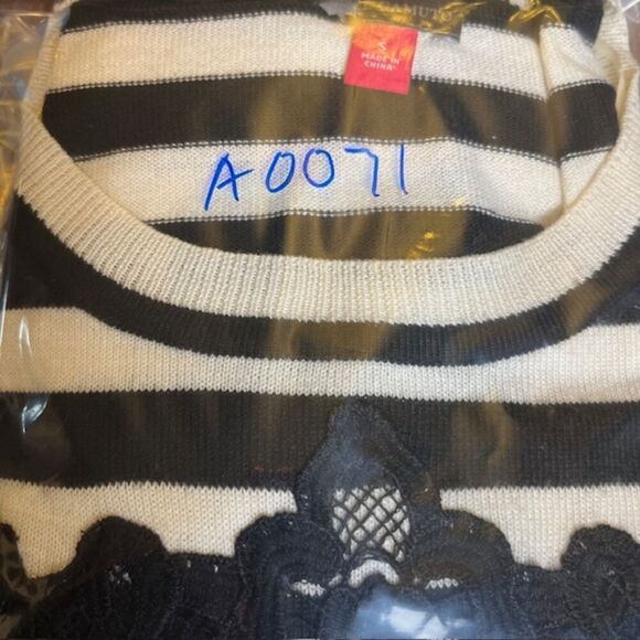 Vince Camuto Sweater with Lace Applique Black White Striped Size Small - Picture 11 of 11